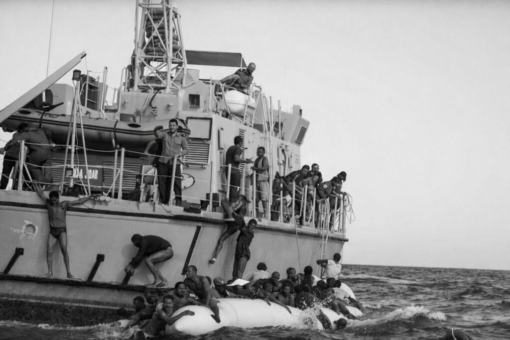 اعتراض قارب مهاجرين في عرض البحر من قبل جهة مسلحة على متن زورق بحري قبالة السواحل الليبية